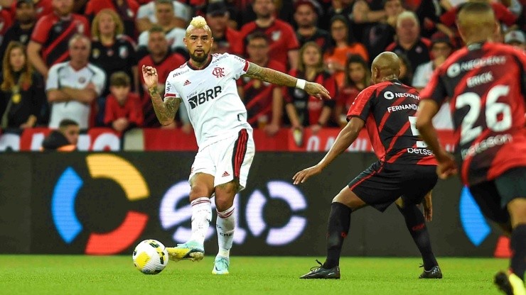 Flamengo golea a Bragantino en el regreso de Arturo Vidal