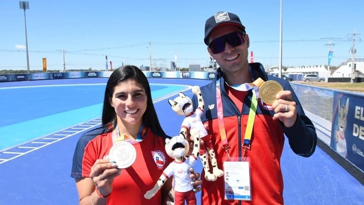 Pepa Moya y Emanuelle Silva con sus medallas en patinaje de plata y oro, respectivamente