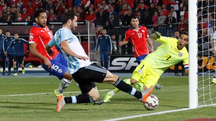 El momento que Higuaín pudo quitarle la Copa América a la Roja, pero falló.