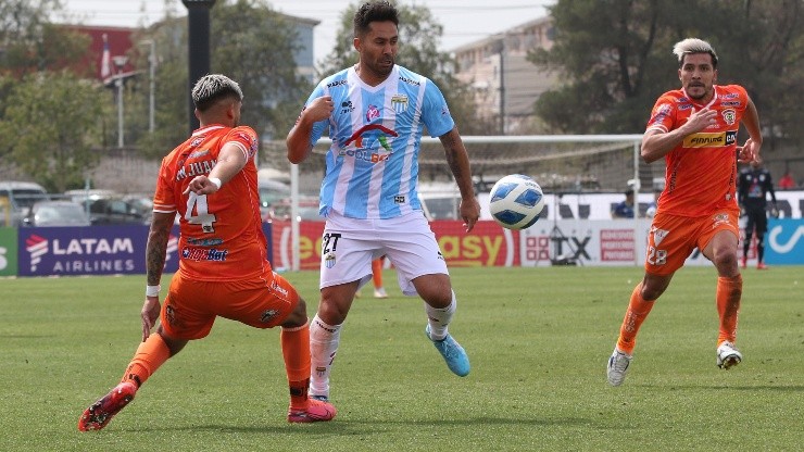 Luis Jiménez en acción en la llave que Magallanes le ganó a Cobreloa por los cuartos de final de la Copa Chile.