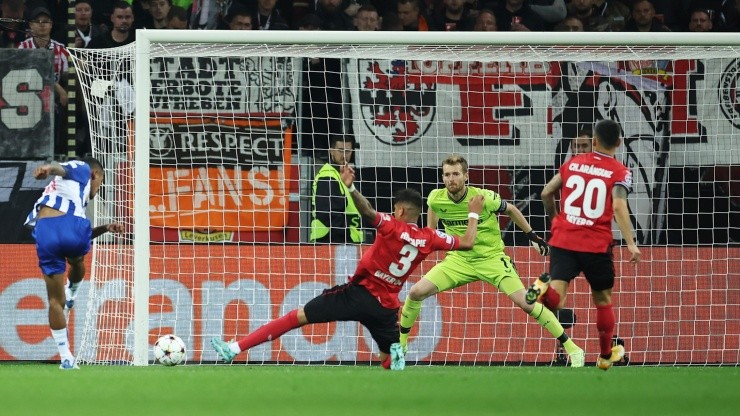 Charles Aránguiz y Bayer Leverkusen fueron derrotados en Champions por el Porto.