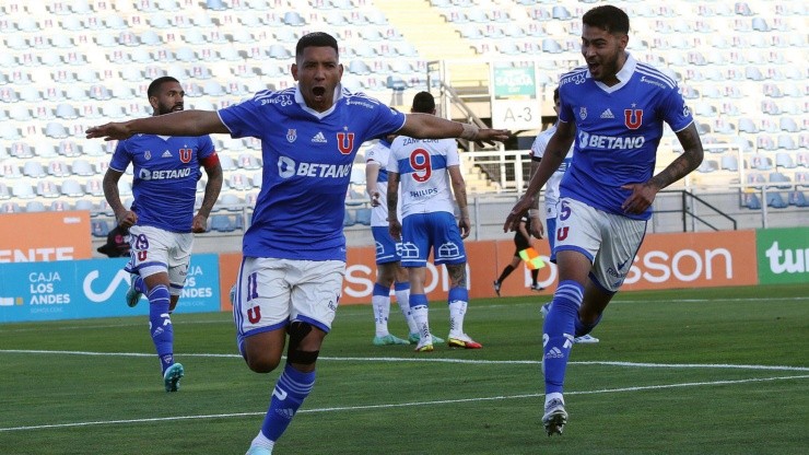 La U empató ante la Católica con dos goles de Palacios y clasifica a semis de Copa Chile en la polémica revancha de cuartos de final.