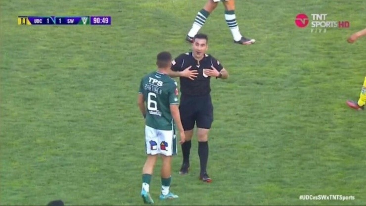 El árbitro Matías Quila se dio cuenta que no tenía sus tarjetas cuando quiso amonestar a Lucas Cepeda de Santiago Wanderers.
