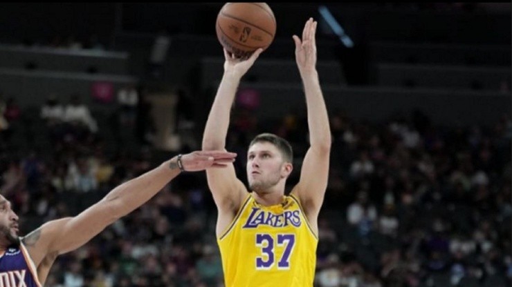 Matt Ryan jugando en la pretemporada con los Lakers