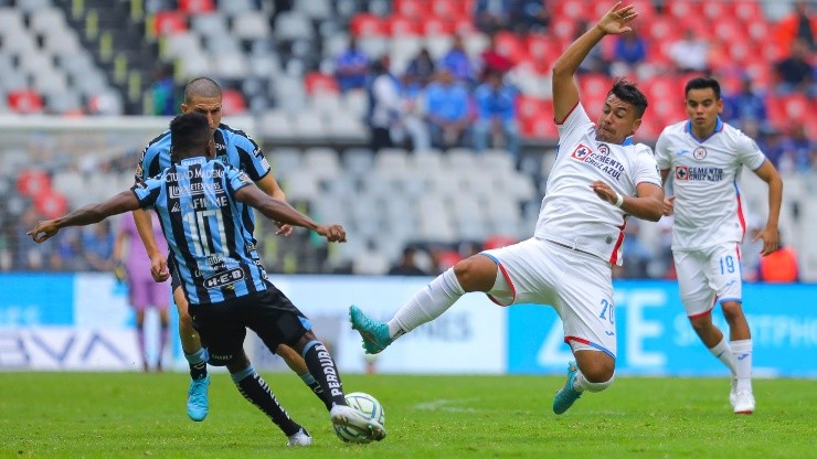 Iván Morales vio la tarjeta roja por esta infracción en la victoria por 2-1 del Cruz Azul ante el Querétaro.