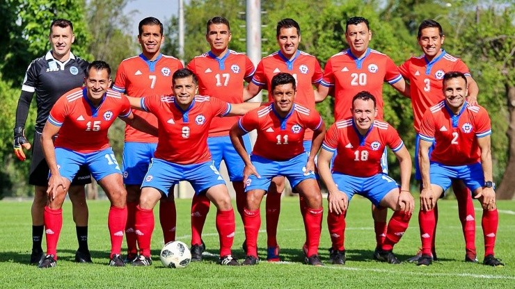 Los árbitros vistieron los colores de la selección chilena en la despedida de Julio Bascuñán, antes de su participación en el Mundial de Qatar 2022