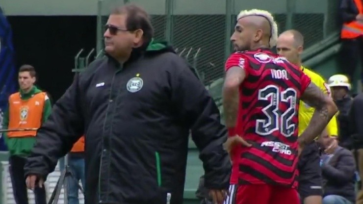 Arturo Vidal mira feo al técnico de Coritiba