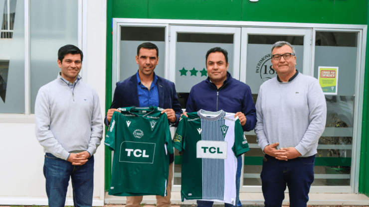 Francisco Palladino, el nuevo DT de Santiago Wanderers, posa con la camiseta verde del cuadro caturro. (Prensa Santiago Wanderers).