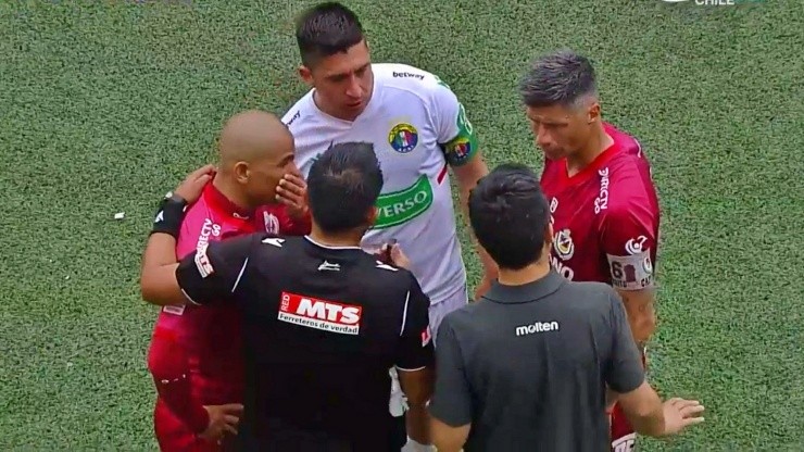 Humberto Suazo dialoga con Julio Bascuñán en la derrota que sentenció el descenso de Deportes La Serena