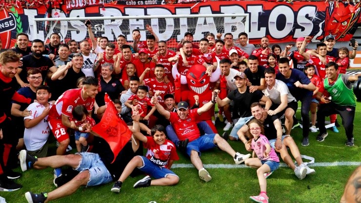 La ciudad de Chillán se volcó sobre la campaña de Ñublense, que clasificó a su primera Copa LIbertadores