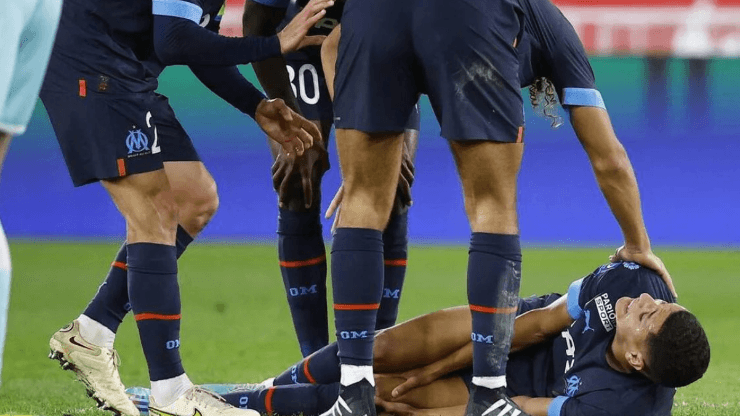 Amine Harit yace en el piso del estadio Luis II. De inmediato sintió que la lesión podía ser grave.