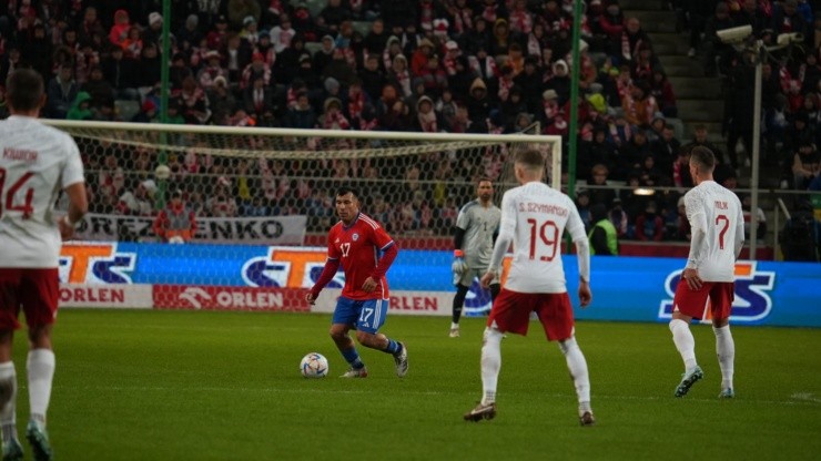 Gary Medel jugó de volante central en la postrera derrota de Chile frente a Polonia. (Vicente Aránguiz/RedGol).