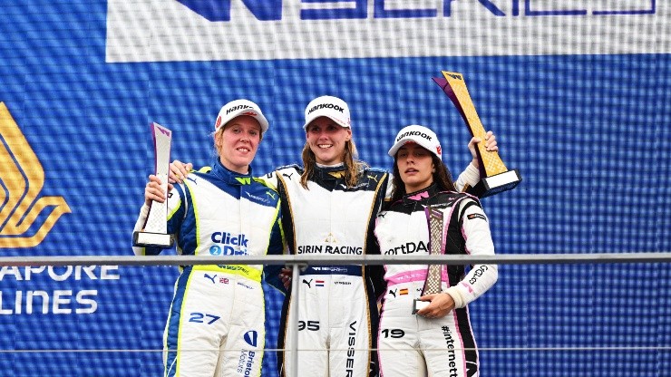 Pilotos mujeres celebran en un podio de Fórmula 1 en la época de la W Series