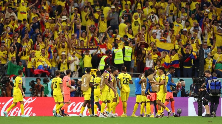 Jugadores de Ecuador celebran con su hinchada tras el triunfo ante Qatar