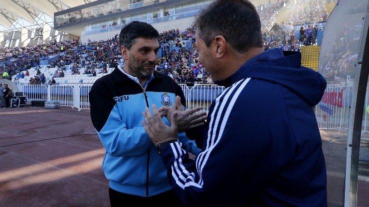 Gerardo Ameli se saluda con Frank Kudelka en los minutos previos a un encuentro de Deportes Antofagasta y Universidad de Chile.