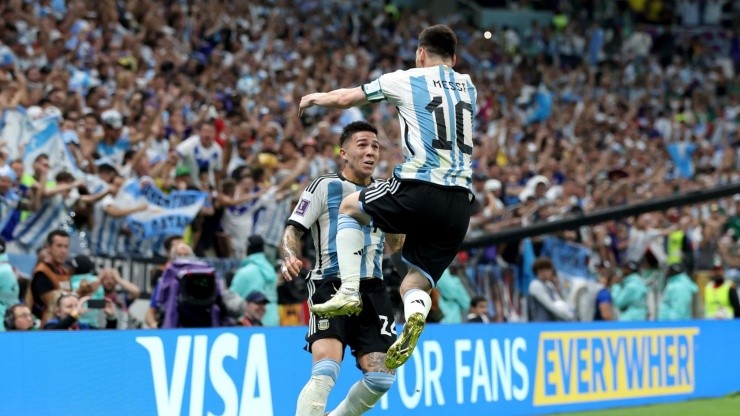 Lionel Messi festeja con Enzo Fernández la victoria sobre México que les da vida en el Mundial.