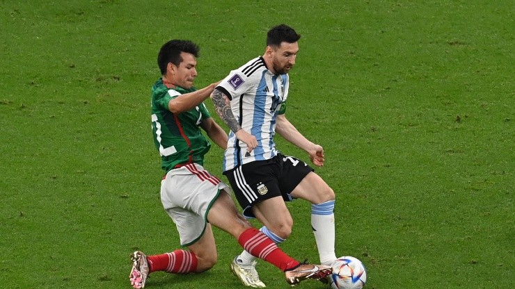 Hirving Lozano intenta quitarle la pelota a Lionel Messi, autor del primer gol en la victoria de Argentina sobre México.