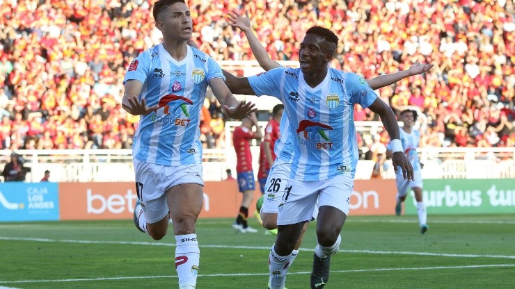 Yorman Zapata festeja con Felipe Flores el gol de FF17 a Unión Española en la final de la Copa Chile.