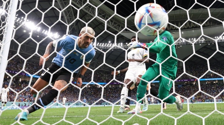 Triunfo de Uruguay ante Ghana no le alcanza a la eliminada Celeste: Corea dio el batacazo en paralelo contra Portugal.