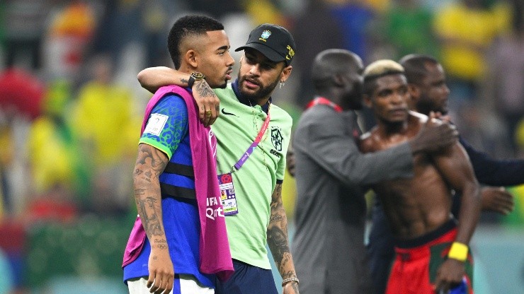 Neymar acompaña a Gabriel Jesús, quien en el duelo ante Camerún sufrió una lesión en la rodilla que lo sacó del Mundial de Qatar 2022.