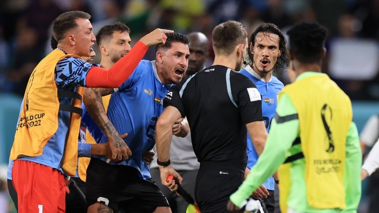 Así reaccionaron los jugadores uruguayos contra el árbitro alemán Daniel Siebert tras quedar eliminados del Mundial de Qatar 2022.