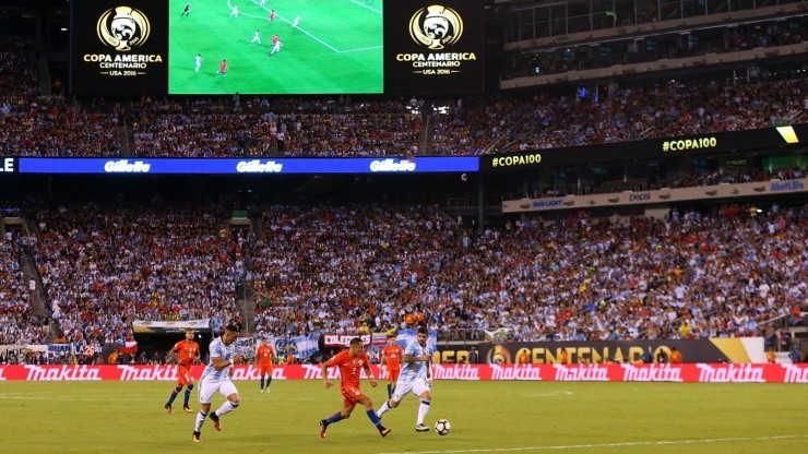 Chile y Argentina jugando la Copa América 2016