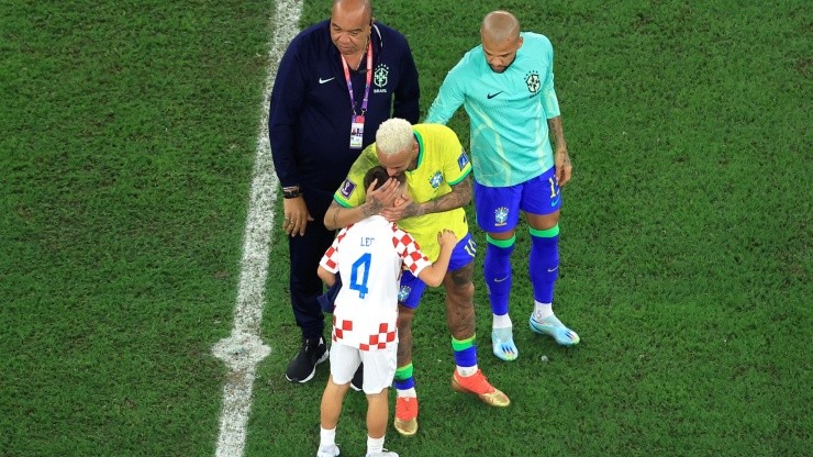 Leo Perišić, el hijo de Ivan, esperó con paciencia su turno para consolar a Neymar con un abrazo.