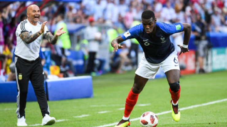 Jorge Sampaoli reparte indicaciones desesperado mientras Paul Pogba maneja el balón. Francia venció 4-3 a Argentina en los octavos de final del Mundial de Rusia 2018.