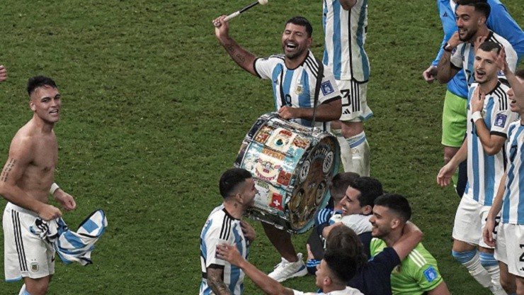 Así entró Sergio Agüero a la celebración en cancha del título mundial que ganó Argentina en Qatar 2022.