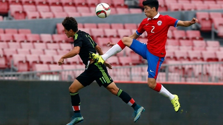 Simón Ramírez lucha una pelota en los octavos de final del Mundial Sub 17 de 2015: Chile cayó 4-1 ante México.