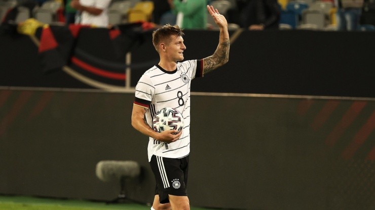 Toni Kroos se ríe: le echan la culpa del fracaso de Alemania en Qatar 2022.