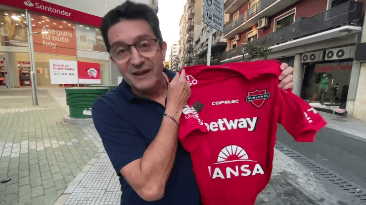 Vito de Palma luce la camiseta de Ñublense que le regalaron. (Captura).