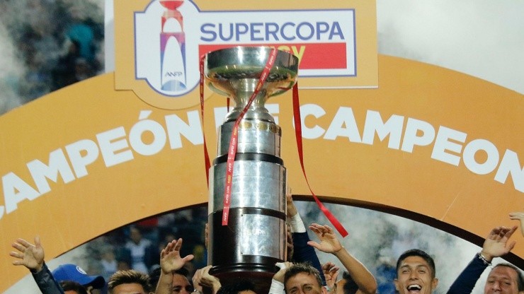 ¡Traigan una grúa! El peso de la Supercopa de Chile