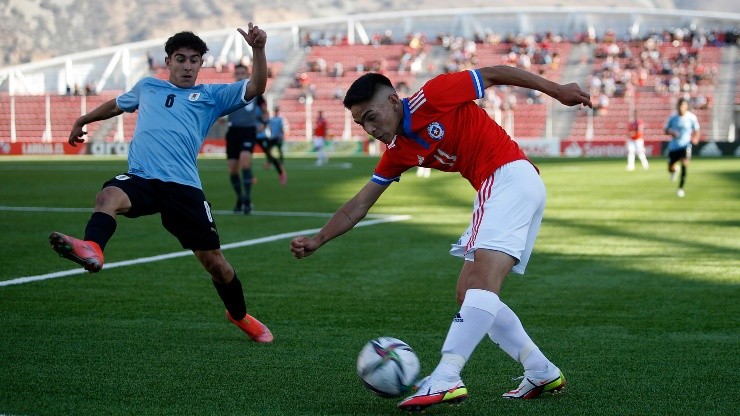 El último duelo entre ambos terminó con victoria charrúa por 2-0 sobre La Roja.