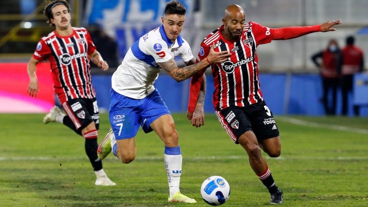 Tomás Asta-Buruaga lucha un balón con Patrick, el nuevo compañero de Eduardo Vargas en Atlético Mineiro.