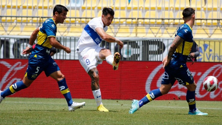 El zurdazo de Fernando Zampedri que sentenció el 3-0 de la UC ante Everton de Viña del Mar.