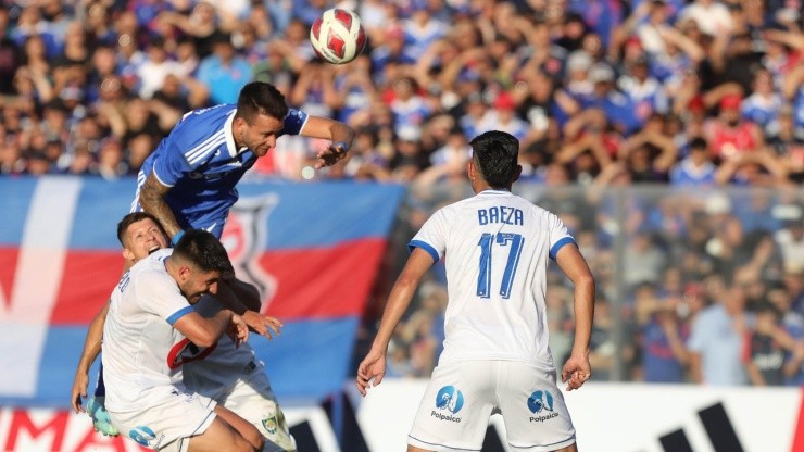 Matías Zaldivia lucha un balón aéreo en la derrota de la U ante Huachipato.