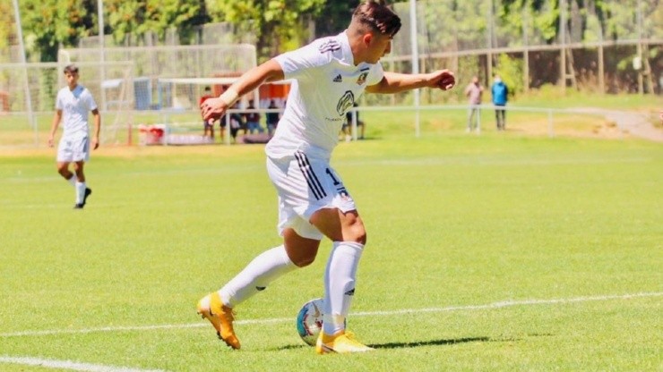 Diego Orellana Riffo en acción con la camiseta de Colo Colo. Jugará en Coquimbo Unido durante 2023.
