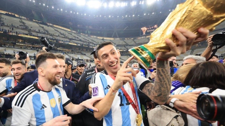 Di María le avisó a Messi que el trofeo era falso.