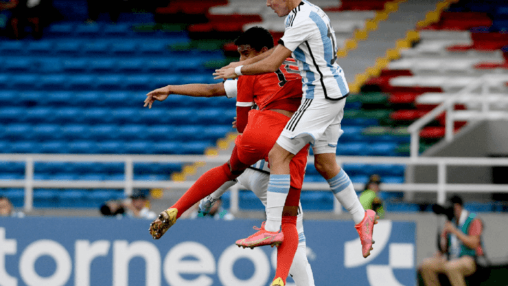 Nicolás Amasifuen pierde un cabezazo. Perú cayó ante Argentina y le dijo adiós al Sudamericano Sub 20. Sebastien Pineau jugó 62'.