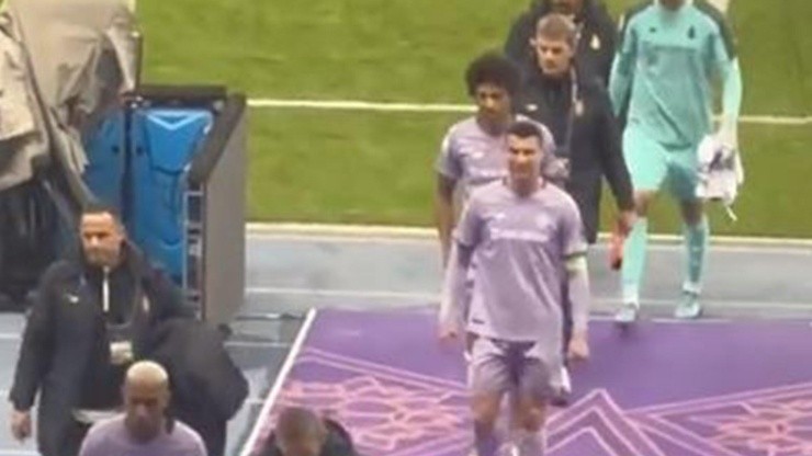 Cristiano Ronaldo saliendo de la cancha de Al Fahd