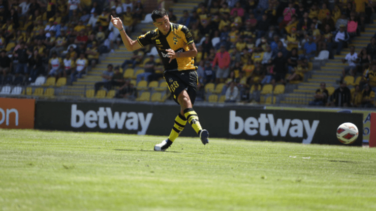 Luciano Cabral remata. Con este tiro convirtió su primer gol en Coquimbo Unido.