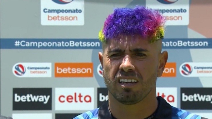 Diego Sánchez lució este peinado en el partido de Coquimbo Unido y Palestino, aunque lo cubrió con un jockey.