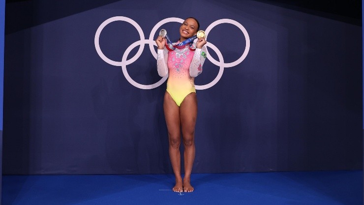Rebeca Andrade exhibe feliz sus medallas de plata y de oro tras la final de ejercicios de piso en los Juegos Olímpicos de Tokio 2020.