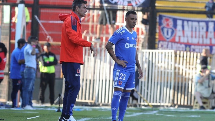 Mauricio Pellegrino con Nery Domínguez, uno de los lesionados que ha tenido la U en el inicio de la temporada 2023.
