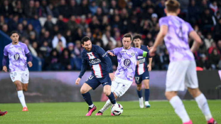 Lionel Messi brilló ante el Toulouse de Gabi Suazo.