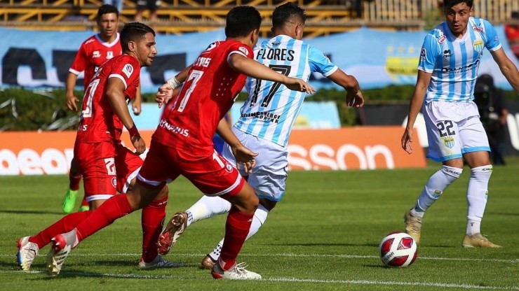 Felipe Flores fue clave en el primer tiempo, pero Unión La Calera se fortaleció con diez hombres y encontró el empate