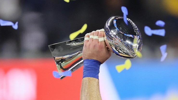Una acotada lista de latinos han logrado levantar el trofeo de campeón de la NFL.