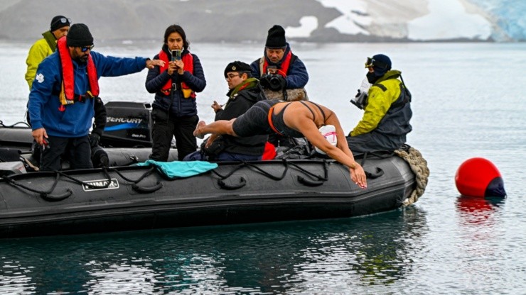 Hernández entrando a las gélidas aguas de la Antártica
