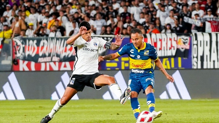 Esteban Pavez traba el balón al mexicano Luis Montes en el empate de Colo Colo ante Everton.